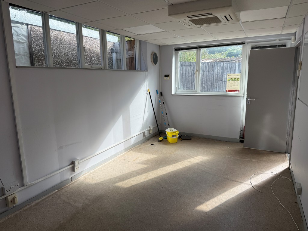 Lot: 11 - DETACHED PROPERTY ARRANGED AS OFFICES AND GARAGES WITH POTENTIAL - GF front office 8
